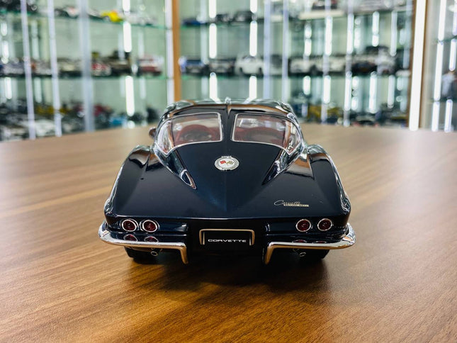 AutoArt Corvette C2 Sting Ray 1963 Daytona Blue 1:18 Diecast Model Car - studio product photo of the scale model