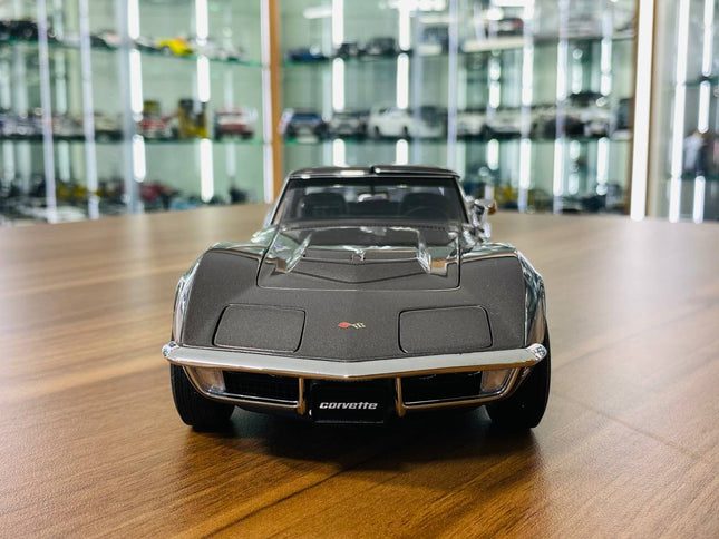 AutoArt Chevrolet Corvette Stingray 1970 Laguna Gray Metallic 1:18 Diecast Model Car - studio product photo of the scale mode