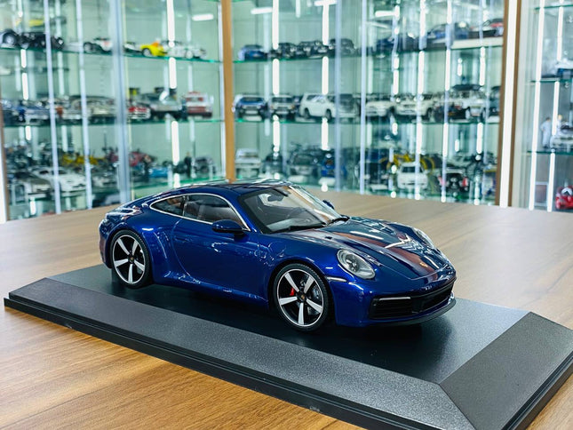 Minichamps Porsche 911 Carrera 4S 2019 1:18 Blue Metallic Diecast Model Car - detailed collector display model