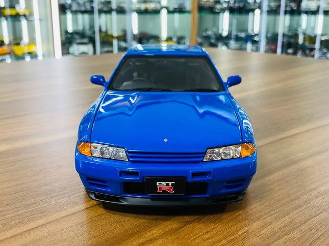 AutoArt Nissan Skyline GT-R R32 V-SPEC II Blue 1:18 Diecast Model Car - studio product photo of the scale model