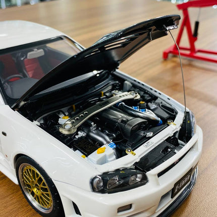 MotorHelix 1:18 Nissan Skyline GT-R R34 Nismo Z-Tune Diecast Model White - detailed die-cast style model