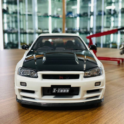MotorHelix 1:18 Nissan Skyline GT-R R34 Nismo Z-Tune Diecast Model White - studio product photo of the scale model