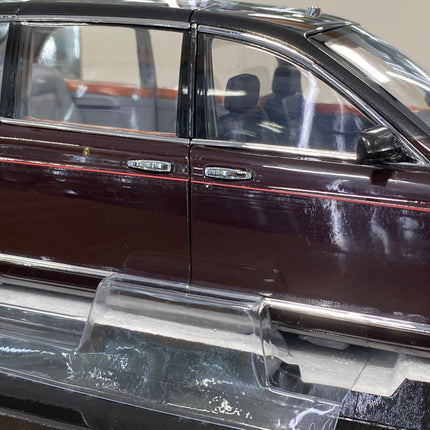 Minichamps Bentley State Limousine 2002 1:18 Diecast Model Car Maroon - scale model collectible piece