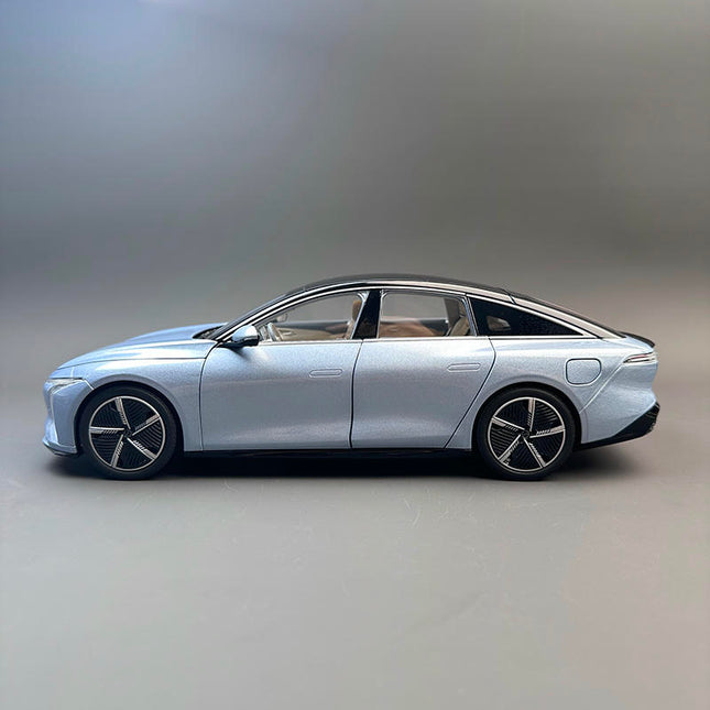 Dongfeng Forthing Forthing Xinghai S7 Blue 1:18 Diecast Model Car - studio product photo of the scale model