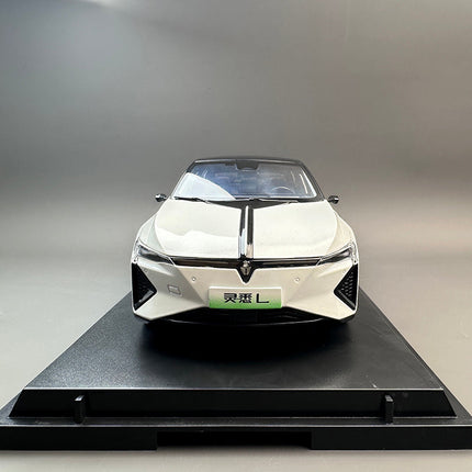 YX Car Model Dongfeng Honda Lingxi L White 1:18 Diecast Model Car - studio product photo of the scale model