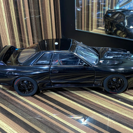 AutoArt Nissan Skyline GT-R R32 Black 1:18 Diecast Model Car - fine detailed model replica