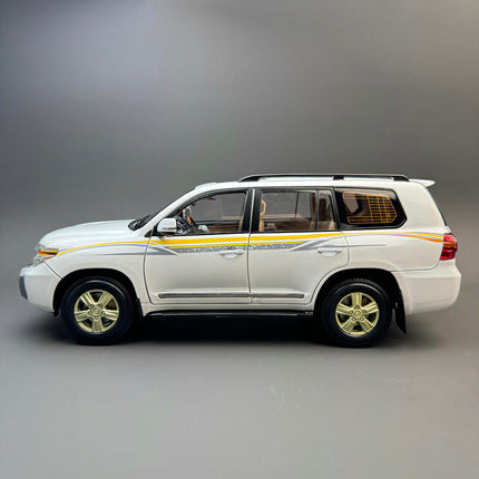 YX Car Model Toyota Land Cruiser LC200 White 1:18 Diecast Model Car - fine detailed model replica