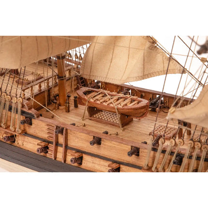 https://cdn.shopify.com/s/files/1/0622/6942/3871/files/Maqueta-de-barco-pirata-Royal-Fortune-OcCre-detalles-cubierta.webp?v=1775830489