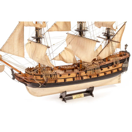 https://cdn.shopify.com/s/files/1/0622/6942/3871/files/Maqueta-de-barco-pirata-Royal-Fortune-OcCre-lateral.webp?v=1775830489