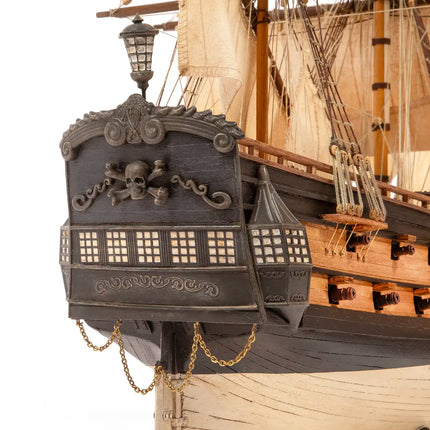 https://cdn.shopify.com/s/files/1/0622/6942/3871/files/Maqueta-de-barco-pirata-Royal-Fortune-OcCre-popa.webp?v=1775830489