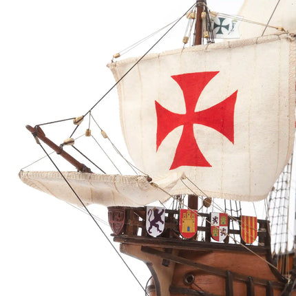 https://cdn.shopify.com/s/files/1/0622/6942/3871/files/Maqueta_Barco_Nao_Santa_Maria_OcCre_Bandera.webp?v=1774353230