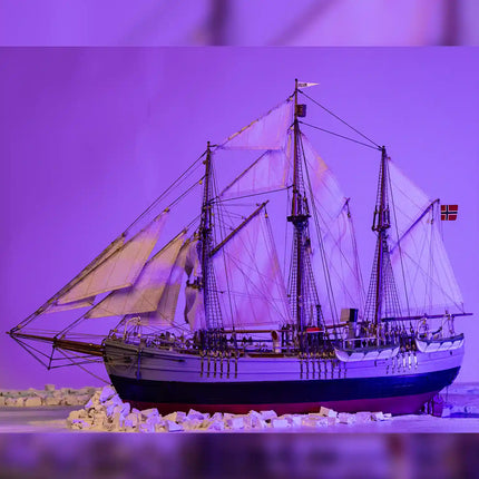 https://cdn.shopify.com/s/files/1/0622/6942/3871/files/Maqueta_barc_de_madera_Fram_OcCre_Diorama_1c0b35f2-1400-421a-b8b2-49d23ac6faba.webp?v=1761585770