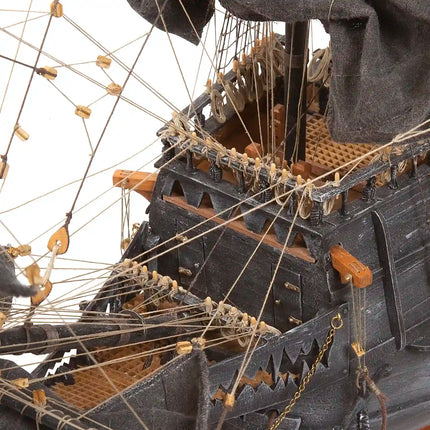 https://cdn.shopify.com/s/files/1/0622/6942/3871/products/Maqueta_barco_de_madera_holandes_errante_cubierta_occre.webp?v=1774353449