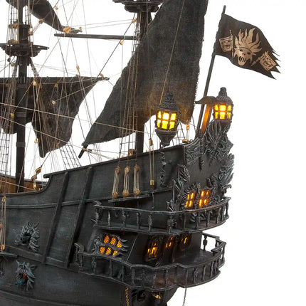 https://cdn.shopify.com/s/files/1/0622/6942/3871/products/Maqueta_barco_de_madera_holandes_errante_popa_occre.webp?v=1774353449