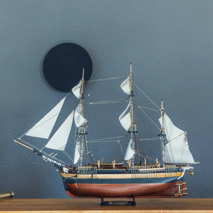https://cdn.shopify.com/s/files/1/0622/6942/3871/products/Maqueta_barco_madera_EREBUS_OcCre_Expuesto_c1c50633-77c2-4f9c-aa59-e4f9fc89c7eb.webp?v=1774353419