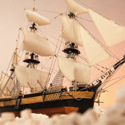 https://cdn.shopify.com/s/files/1/0622/6942/3871/products/Maqueta_barco_madera_EREBUS_OcCre_diorama_4db40251-7455-4915-bd4f-8ad3dfac96d0.webp?v=1774353419