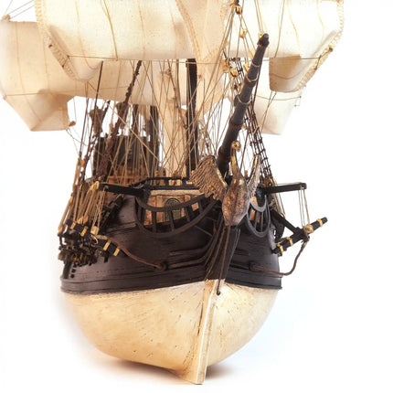 https://cdn.shopify.com/s/files/1/0622/6942/3871/files/MaquetadebarcopirataCisneNegroMascarondeproaOcCre.webp?v=1761585644