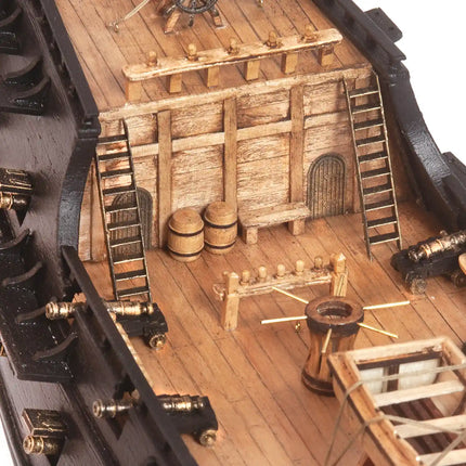 https://cdn.shopify.com/s/files/1/0622/6942/3871/files/MaquetadebarcopirataCisneNegrodetallescubiertaOcCre.webp?v=1761585644