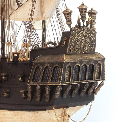 https://cdn.shopify.com/s/files/1/0622/6942/3871/files/MaquetadebarcopirataCisneNegrodetallespopaOcCre.webp?v=1761585644