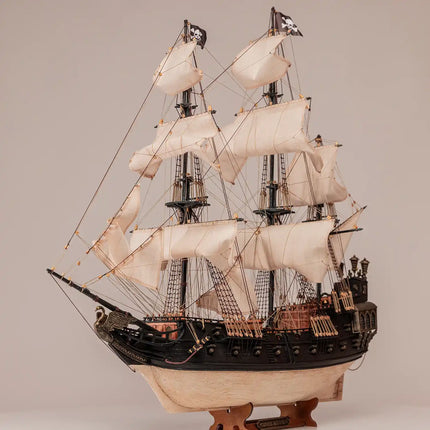 https://cdn.shopify.com/s/files/1/0622/6942/3871/files/MaquetadebarcopirataCisneNegrofotodeestudioOcCre.webp?v=1761585644