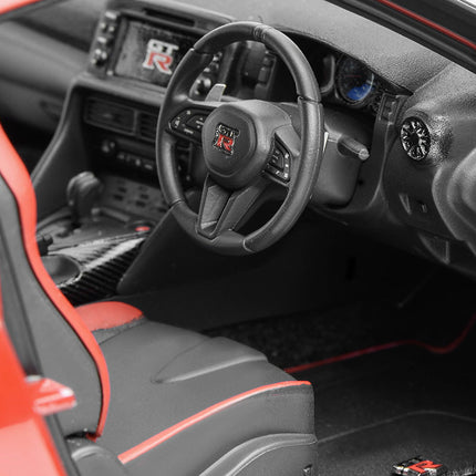 Motorhelix Nissan GT-R R35 Track Edition 1:18 Diecast Model Car - collector display piece