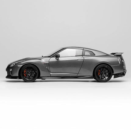 Motorhelix Nissan GT-R R35 Track Edition 1:18 Diecast Model Car - fine detailed model replica