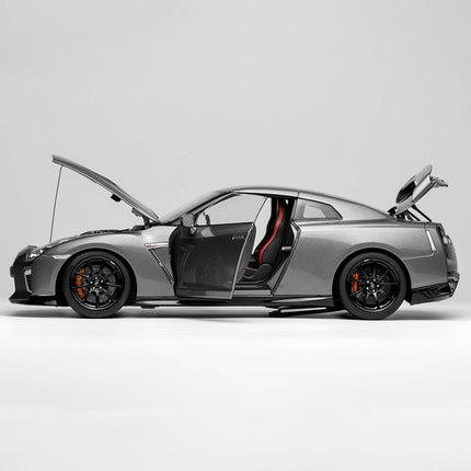 Motorhelix Nissan GT-R R35 Track Edition 1:18 Diecast Model Car - premium collector scale model