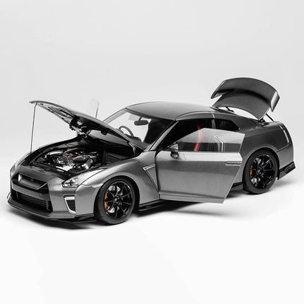 Motorhelix Nissan GT-R R35 Track Edition 1:18 Diecast Model Car - collectible scale model car