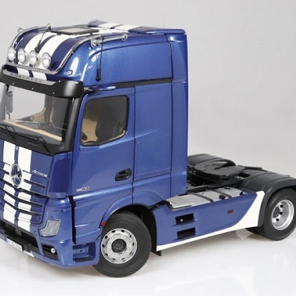 1:18 scale blue diecast Mercedes-Benz Actros truck model with white racing stripes