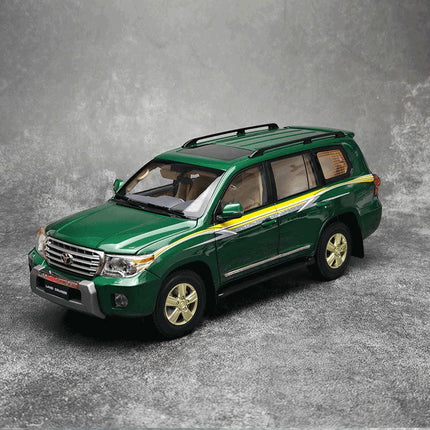 YX Car Model Toyota Land Cruiser LC200 White 1:18 Diecast Model Car - studio product photo of the scale model