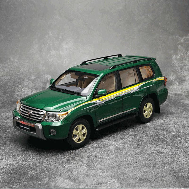 YX Car Model Toyota Land Cruiser LC200 White 1:18 Diecast Model Car - studio product photo of the scale model