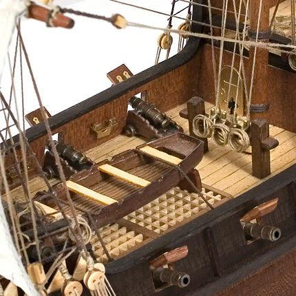https://cdn.shopify.com/s/files/1/0622/6942/3871/products/OcCre_Maqueta_Barco_Madera_Buccaneer_cubierta_canones.webp?v=1761674035