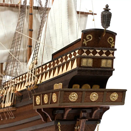 https://cdn.shopify.com/s/files/1/0622/6942/3871/files/OcCre_Maqueta_Barco_Madera_Buccaneer_popa_bec067e4-4bb1-43b5-8cc1-5674ae4da717.webp?v=1774353299