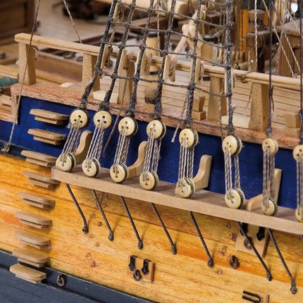 https://cdn.shopify.com/s/files/1/0622/6942/3871/products/OcCre_Maqueta_Barco_Madera_Endeavour_detalle_lateral.webp?v=1761674747
