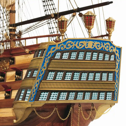https://cdn.shopify.com/s/files/1/0622/6942/3871/products/OcCre_Maqueta_Barco_Madera_Santisima_Trinidad_popa.webp?v=1740764149