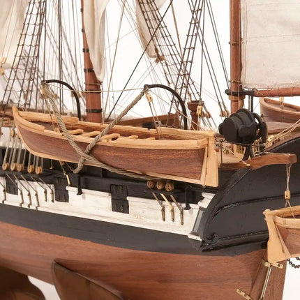 https://cdn.shopify.com/s/files/1/0622/6942/3871/products/OcCre_maqueta_barco_de_madera_HMS_Beagle_Detalle_Popa.webp?v=1761673316
