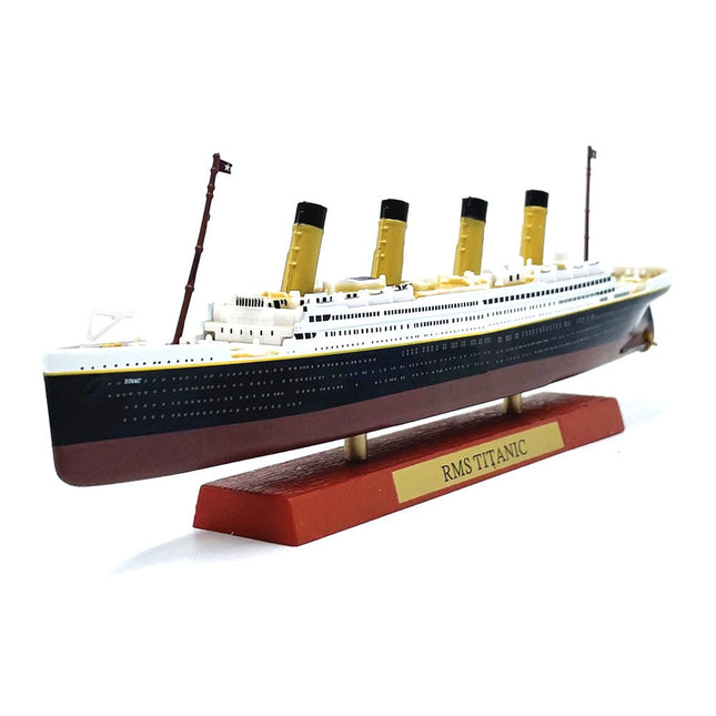 https://cdn.shopify.com/s/files/1/0567/1364/2151/files/RMS-Titanic-Ocean-Liner-1-1250-Scale-Diecast-Model-Ship-1.jpg?v=1707279491