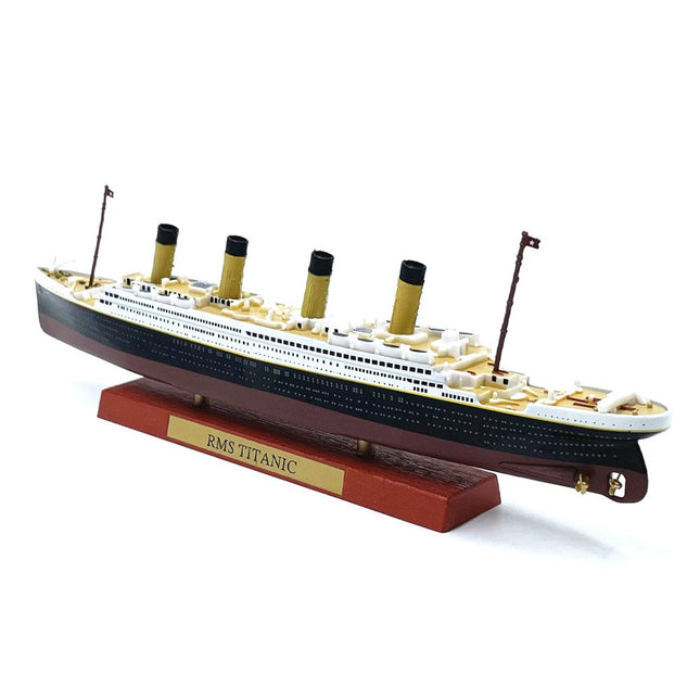 https://cdn.shopify.com/s/files/1/0567/1364/2151/files/RMS-Titanic-Ocean-Liner-1-1250-Scale-Diecast-Model-Ship-2.jpg?v=1707279489
