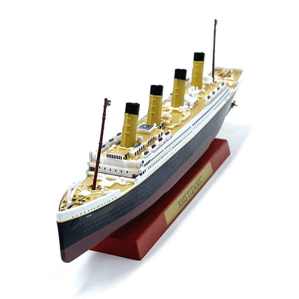 https://cdn.shopify.com/s/files/1/0567/1364/2151/files/RMS-Titanic-Ocean-Liner-1-1250-Scale-Diecast-Model-Ship-3.jpg?v=1707279489
