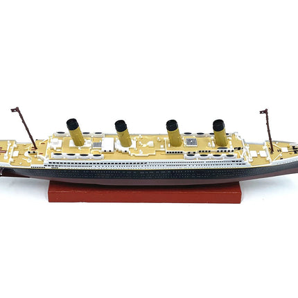 https://cdn.shopify.com/s/files/1/0567/1364/2151/files/RMS-Titanic-Ocean-Liner-1-1250-Scale-Diecast-Model-Ship-5.jpg?v=1707279490