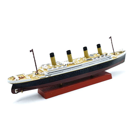 https://cdn.shopify.com/s/files/1/0567/1364/2151/files/RMS-Titanic-Ocean-Liner-1-1250-Scale-Diecast-Model-Ship-6.jpg?v=1707279490