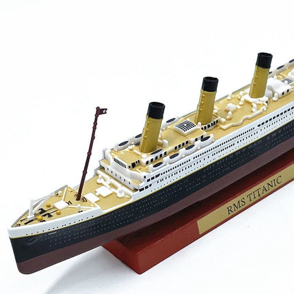 https://cdn.shopify.com/s/files/1/0567/1364/2151/files/RMS-Titanic-Ocean-Liner-1-1250-Scale-Diecast-Model-Ship-7.jpg?v=1707279491