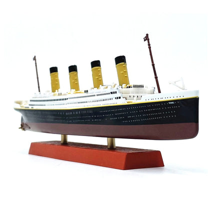 https://cdn.shopify.com/s/files/1/0567/1364/2151/files/RMS-Titanic-Ocean-Liner-1-1250-Scale-Diecast-Model-Ship-8.jpg?v=1707279489