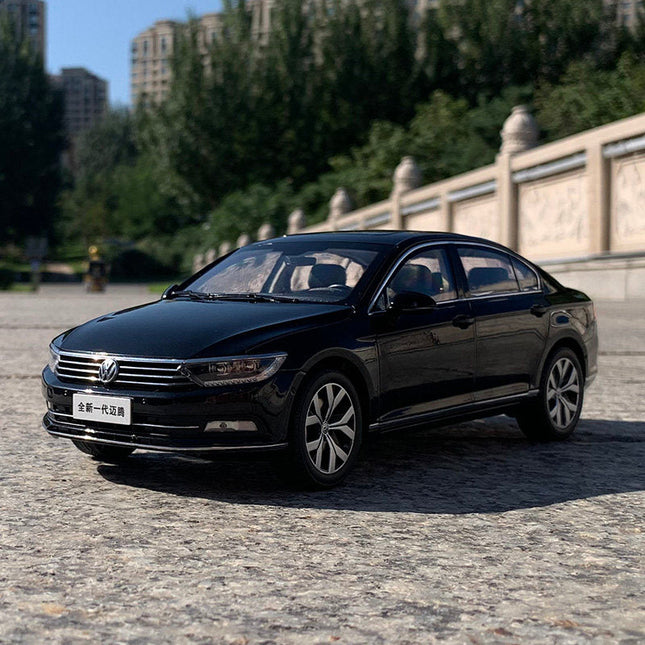 Original Manufacturer Volkswagen Magotan B8 (Passat B8) 1:18 Diecast Model Car - detailed collector display model