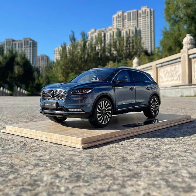 Lincoln Original Factory Original Factory Lincoln Navigator Blue 1:18 Diecast Model Car - detailed collector display model