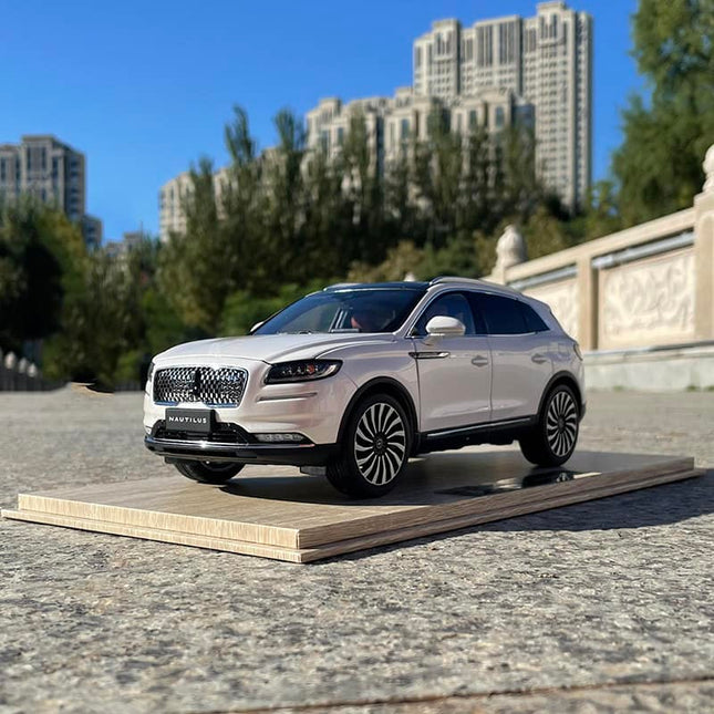 Lincoln Original Factory Original Factory Lincoln Navigator Blue 1:18 Diecast Model Car - studio product photo of the scale m
