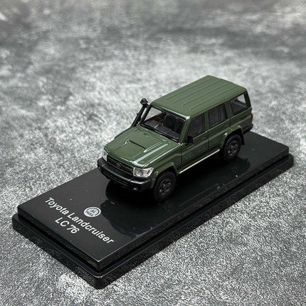 Para64 Toyota Land Cruiser 76 2014 Military Green 1:64 Diecast Model Car - studio product photo of the scale model