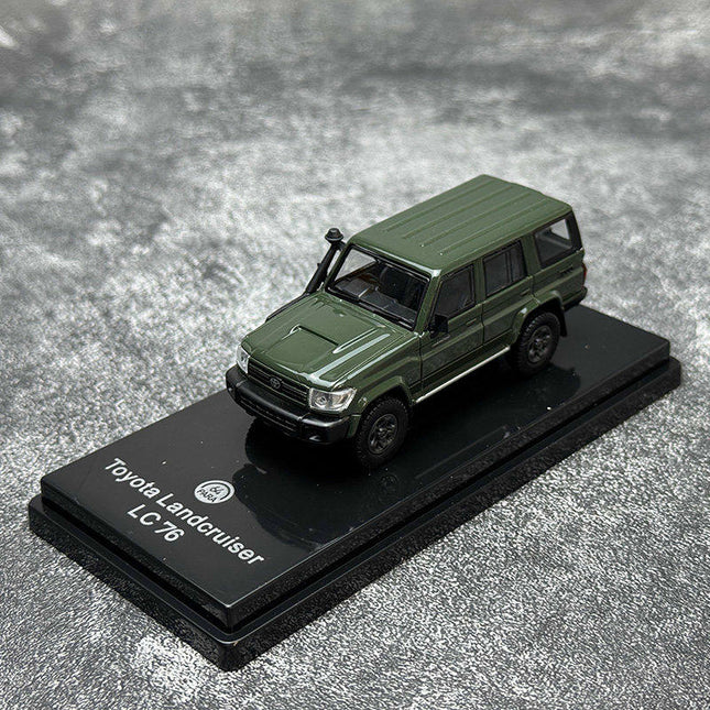 Para64 Toyota Land Cruiser 76 2014 Military Green 1:64 Diecast Model Car - studio product photo of the scale model