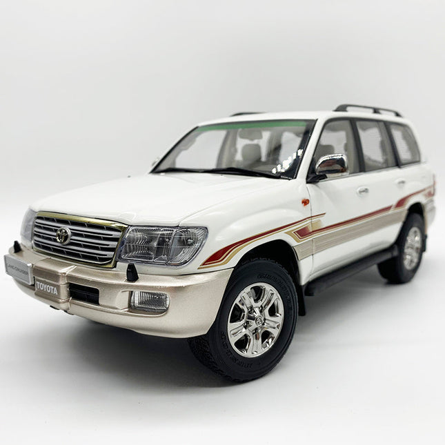 YX Car Model Toyota Land Cruiser LC100 1:18 Diecast Model Car - studio product photo of the scale model
