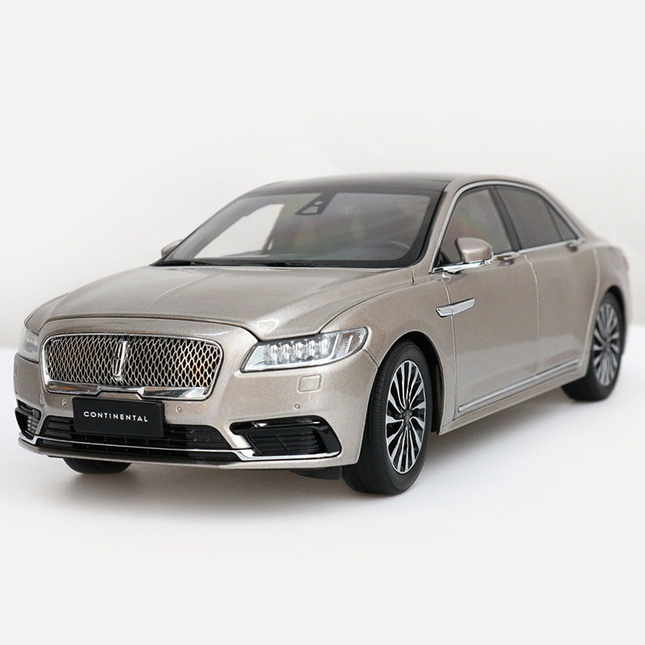Original Manufacturer Lincoln Continental White 1:18 Diecast Model Car - detailed collector display model